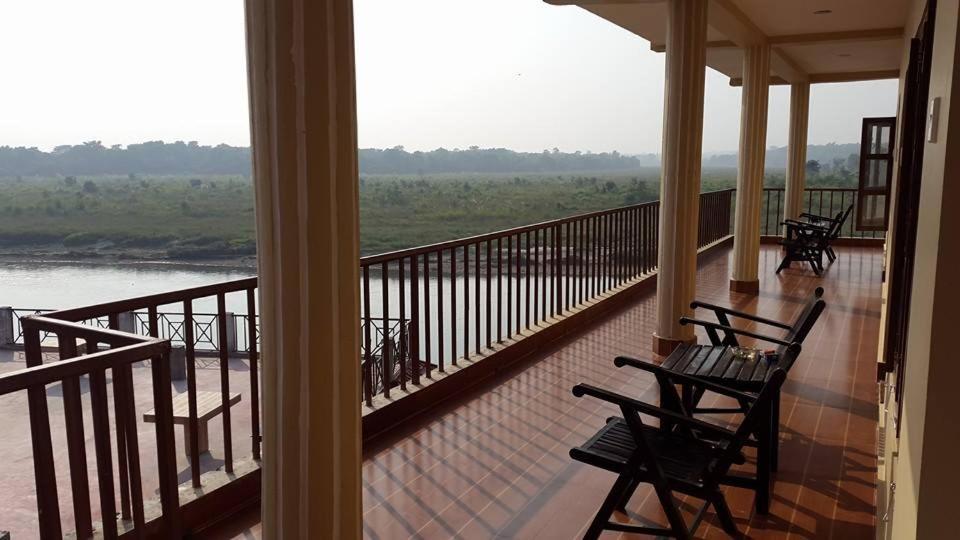 Jungle Wildlife Camp Hotel Sauraha Ngoại thất bức ảnh