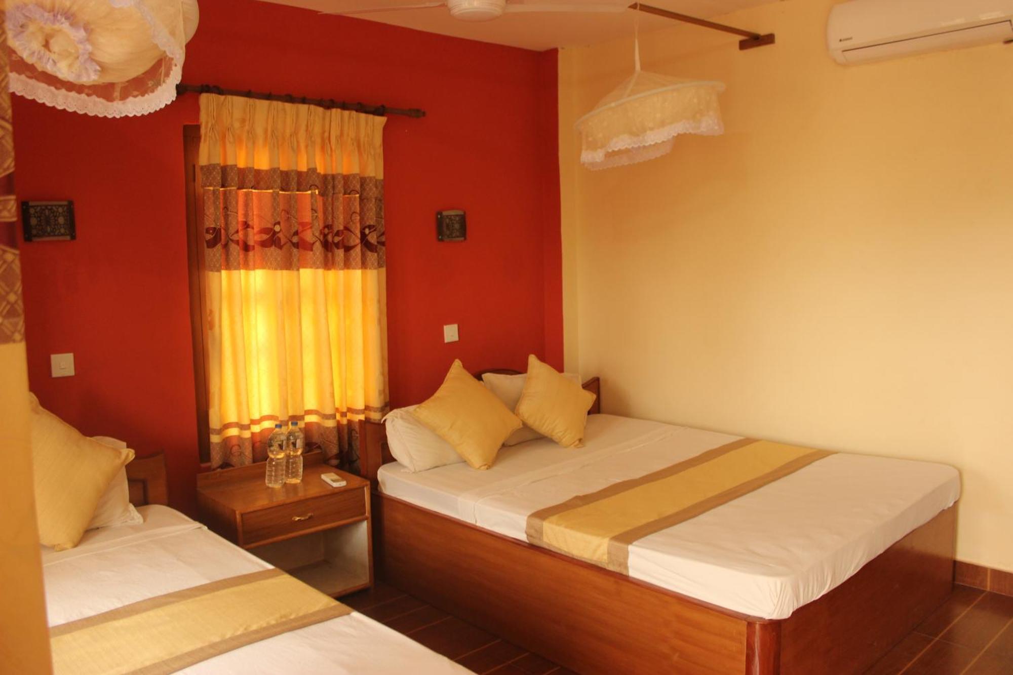 Jungle Wildlife Camp Hotel Sauraha Phòng bức ảnh