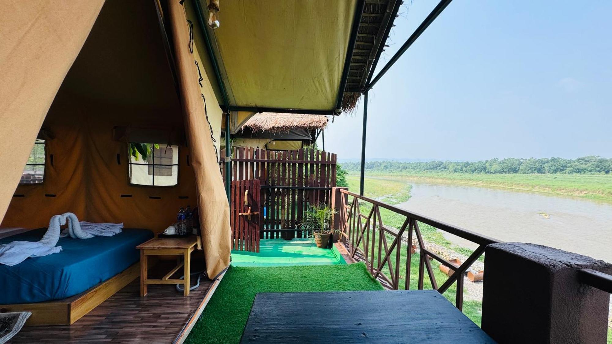 Jungle Wildlife Camp Hotel Sauraha Ngoại thất bức ảnh