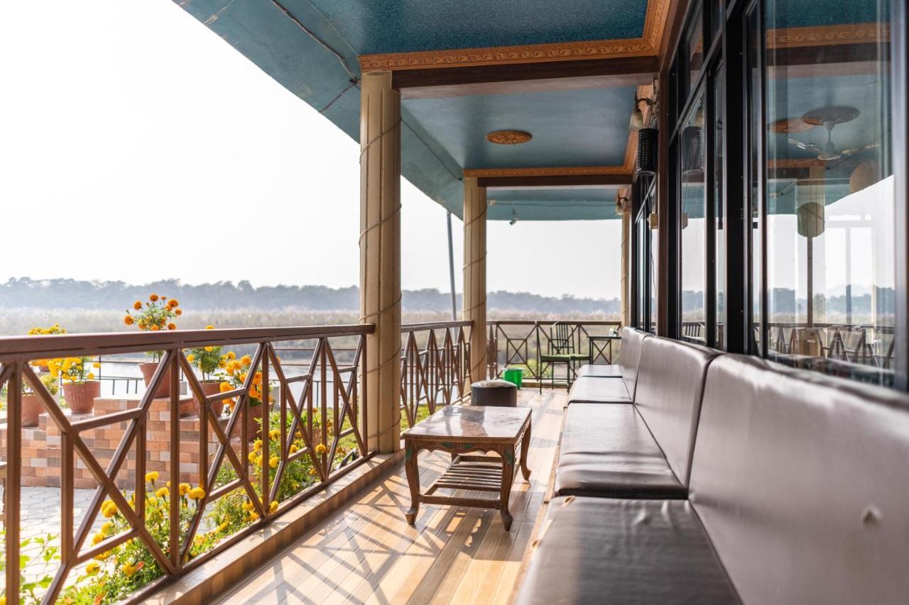 Jungle Wildlife Camp Hotel Sauraha Ngoại thất bức ảnh