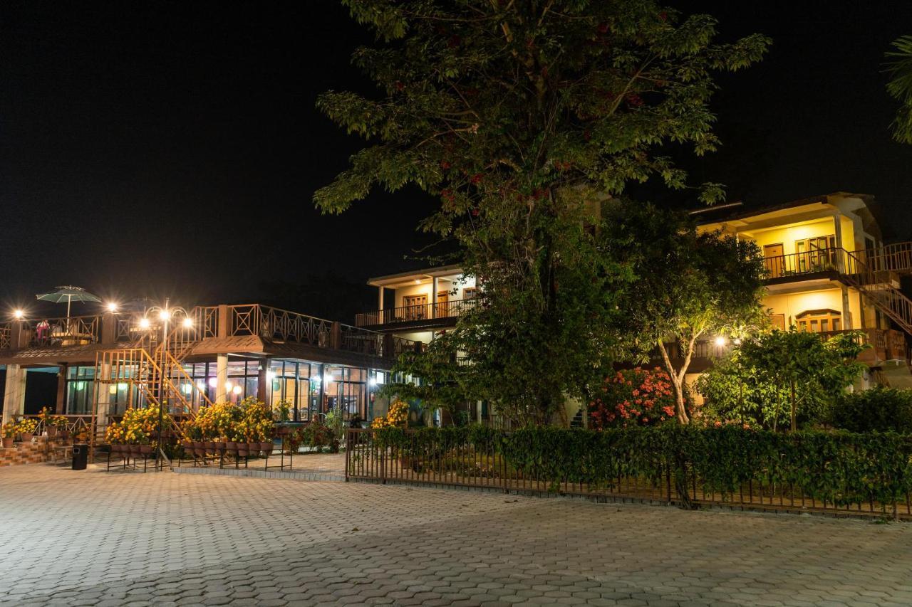 Jungle Wildlife Camp Hotel Sauraha Ngoại thất bức ảnh