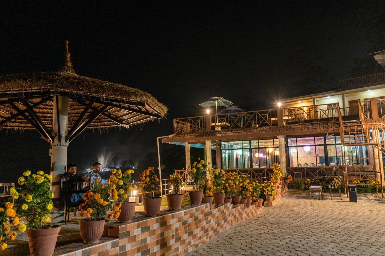 Jungle Wildlife Camp Hotel Sauraha Ngoại thất bức ảnh